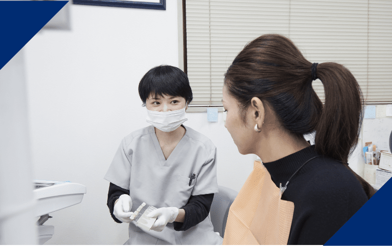 歯の調整をする女性のイメージ